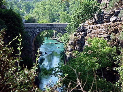 הגשר העתיק על הנהר קופרולו, טורקיה 2002