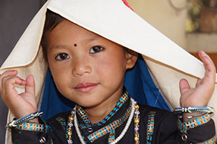 ילדה מתוקה בת שבט הראנג בכסוי הראש המסורתי – לתמונה גדולה בגלריה