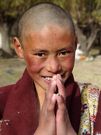 צעיר טיבטי בפוזה של הברכה הטיבטית 'טשי דלק' (מזל טוב), במנזר סמיה, 2004