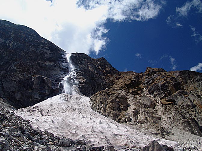 The Khan-dum-chu waterfall, between Khambachen and Lhonak, 2006