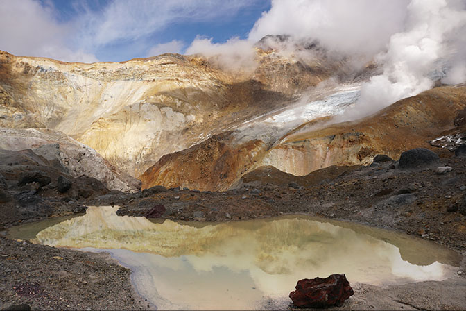 הקלדרה המהבילה והצבעונית של הר הגעש הפעיל מוטנובסקי, 2016