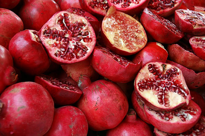 Pomegranates (Punica granatum) in a juice stand in Jerusalem, Israel 2008