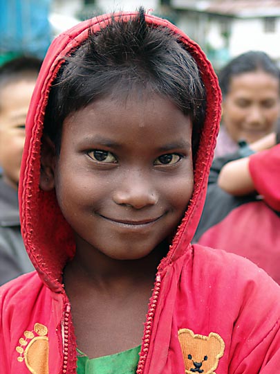 ילד נפאלי בבגד צבעוני בג'ירי, בטרק הקומבו לאוורסט, נפאל 2004