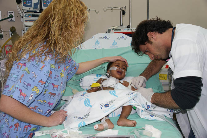 ד''ר איל נקש והאחות בלה מטפלים במרקוס מאנגולה, בית החולים וולפסון 2011
